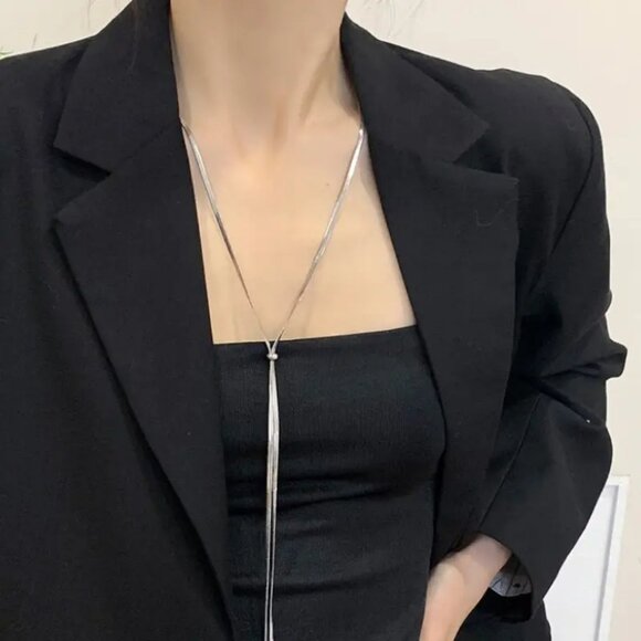 NEW! MINIMALIST LONG FLAT SNAKESKIN CHAIN NECKLACE - Picture 3 of 4